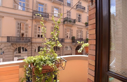 Vanchiglia Apartment | Casa Lescano - central and striking apartment in a historic house.