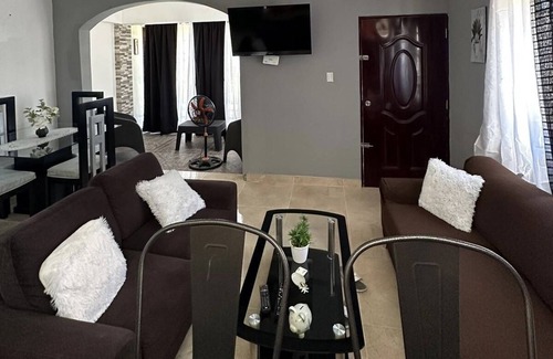 Payita House | Casa Linda: 10 Mins to Beach and lagoon with AC and Free Parking