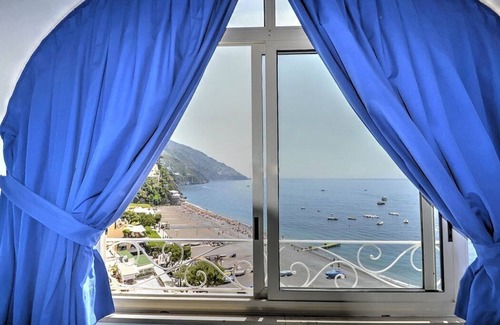 Positano City Centre House | Casa Luisa: A charming ancient house overlooking the sea and the main beach of Positano, with Free WI-FI.