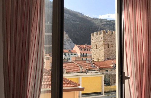 Noli Apartment | Casa Luminosissima e Tranquilla nel Centro Storico di Noli a due Passi dal Mare