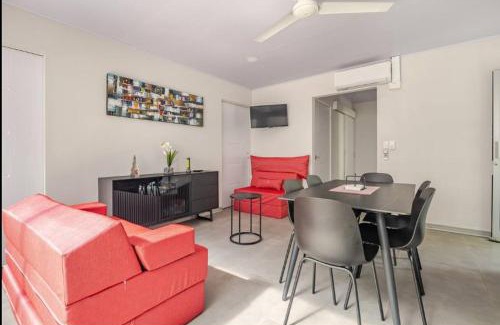 Punta Leona Apartment | CASA MARIPOSA en Punta Leona a 500 metros de la playa FULL EQUIPADA Espacio y precio a tu medida Posibilidad de alquilar la casa entera, los dos apartamentos abajo o los 2 cuartos con baños privados en la planta alta Para 1 a 22 personas