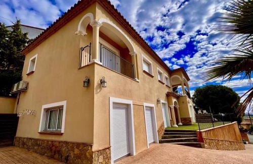 Calonge Villa | Casa Mas Ambros con piscina desbordante
