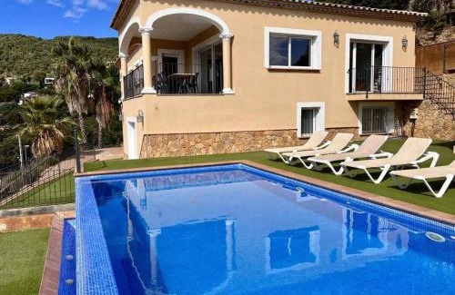Calonge Villa | Casa Mas Ambros con piscina desbordante