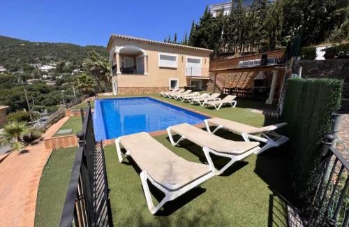Calonge Villa | Casa Mas Ambros con piscina desbordante