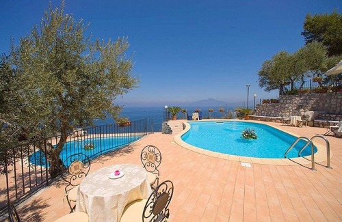 Marina di Puolo House | Casa Milli C: A cozy apartment situated on a promontory facing the sea.
