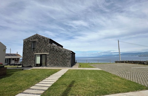Santo Antonio Cottage | Casa Nova, a calma de um único com uma piscina infinita com vista mar