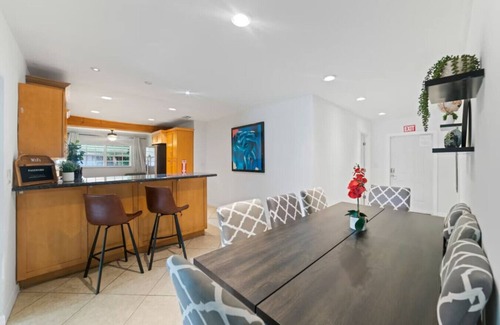 North Central Hollywood House | Casa Palma | Tropical Pool | 15 min to Beach