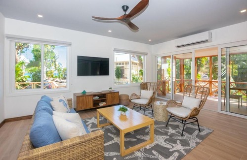 Antoneys Cay House | Casa Palmera home
