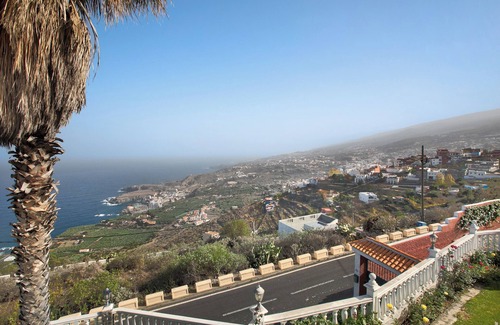 Icod de los Vinos Ski Chalet | 'Casa Paseo Mirabal' with Sea View, Private Terrace and Wi-Fi