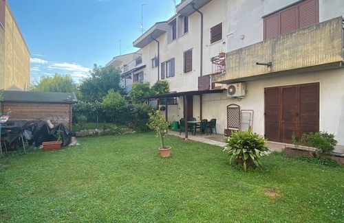 Sud House | Casa Rina: relax con giardino, 3 camere e parcheggio