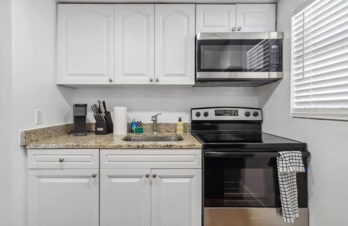 Hollywood South Central Beach Apartment | Casa Roselle 3 in Hollywood