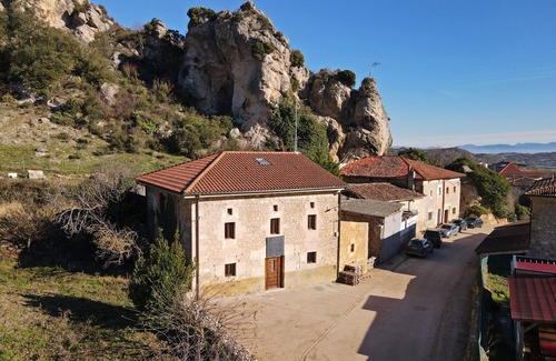 Bozoo Cottage | Casa Rural "LA Caprichosa DE Alcor". 4 Estrellas en la Falda de Montes Obarenes