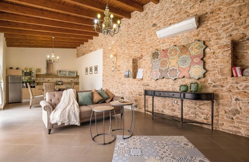 Tuineje House | 'Casa Rural La Morisca' with Mountain Views, Pool, Wi-Fi, Garden and Air Conditioning