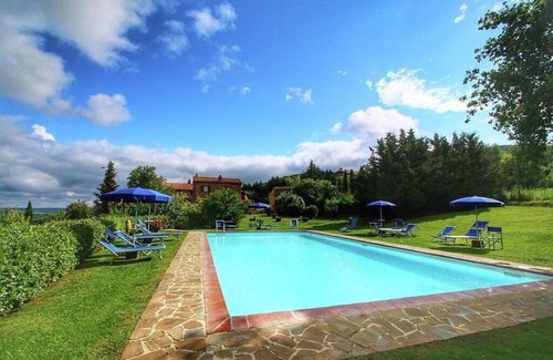Castiglione d'Orcia House | Casa Salvia B: A cozy and welcoming apartment in the characteristic style of the Tuscan countryside, with Free WI-FI.