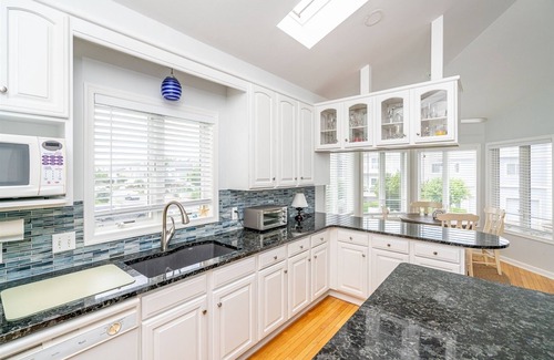 Lewes House | CASA SERENDIPITY - 7BD & 4.5BA - Sleeps 16 - Steps from the Beach! *Dog Friendly*