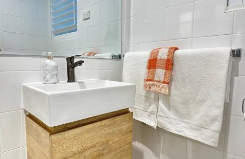 Towradgi Apartment | Casa Solé - Calm 1BR Escape by Towradgi Beach