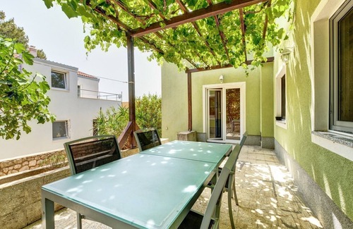 Artatore House | Casa Verde, located in the village Artatore, 150 m distance from the sea, for 5 people.