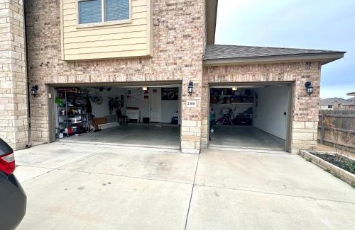 Killeen House | Casa Verona- spacious 5 br/3.5 ba in H Heights