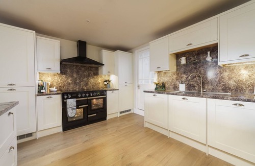 Ramsey Cottage | Cascadia House - a holiday cottage that sleeps 4 guests in 2 bedrooms