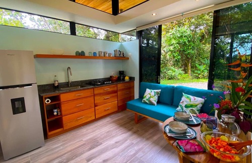 Savegre House | Casita Jungle Nest, 5 minutes drive to Playa Linda, 15 to Dominical, Wifi Starlink