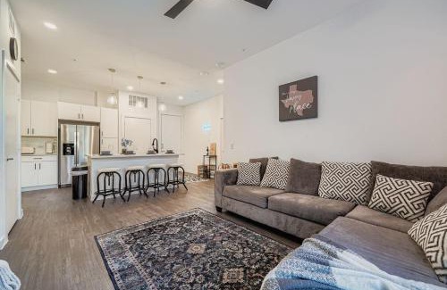 McNeil Apartment | Casita Lonestar - Sleeps 6 - Wi-Fi and Pool Views