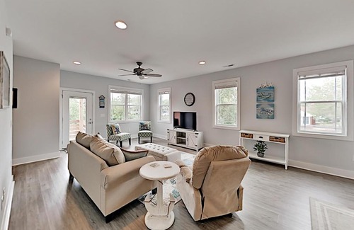 Tranquil Harbour House | Cast A Waves