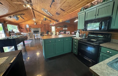 Afton Cabin | Castaway ROMANTIC Log Cabin in the woods. Hot Tub & Wood Burning Fire Place.