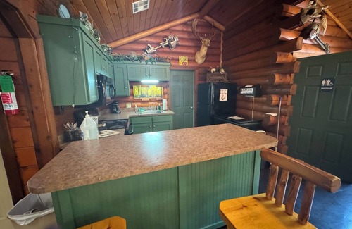 Afton Cabin | Castaway ROMANTIC Log Cabin in the woods. Hot Tub & Wood Burning Fire Place.