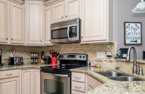 Wise House | Castaways Waterfront with Many Amenities Private Boat Ramp