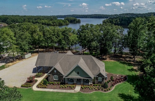 Wise House | Castaways Waterfront with Many Amenities Private Boat Ramp