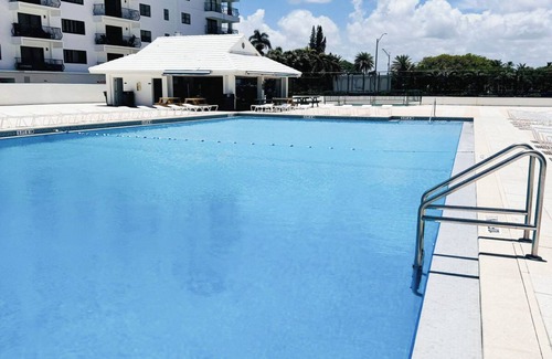 La Gorce Condo | Castle 412 BayView Studio with Pool and Direct Beach Access, Tennis, Free Parking