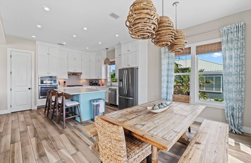 Villa Primera House | Castle de Playa 🌊 Gulf-View Estate w/Pool, Rooftop Deck + Elevator
