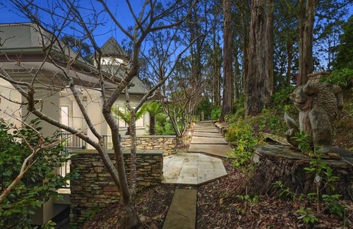 Ferny Creek Villa | Castle in Ferny Creek with Pool