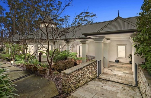 Ferny Creek Villa | Castle in Ferny Creek with Pool