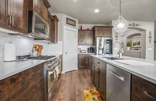 Nampa House | Castle Peak Larger Home|BBQ|Private Backyard|Park!