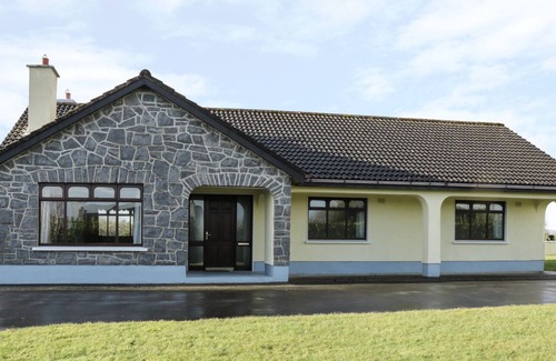 Carrowmoreknock House | CASTLE VIEW, family friendly in Oughterard, County Galway