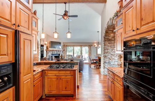 Woodland Park House | Castle with Pikes Peak Views & Hot TubnBus. license #22472654
