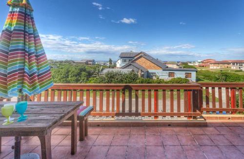 Cape Saint Francis Apartment | Casual, beachy accommodation 200m from Seals