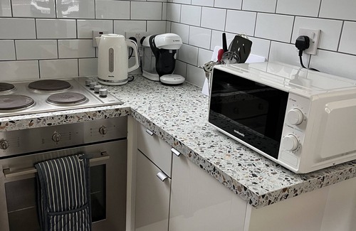 Mumbles Ski Chalet | Caswell Bay Beach Chalet, Gower. Perfect for families. 3 min. walk to beach.