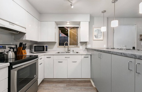 Old Town Condo | Caviar Suite | Moody Retreat by Old Town Square