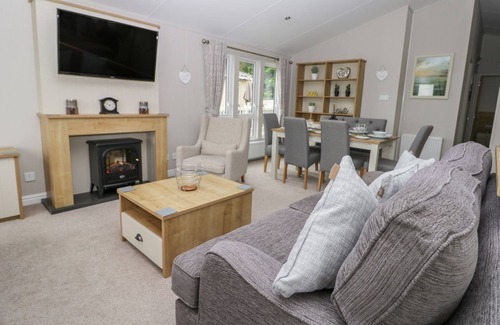 Cayton Bay Cabin | Cayton Pines Lodge at Cayton Bay Holiday Park