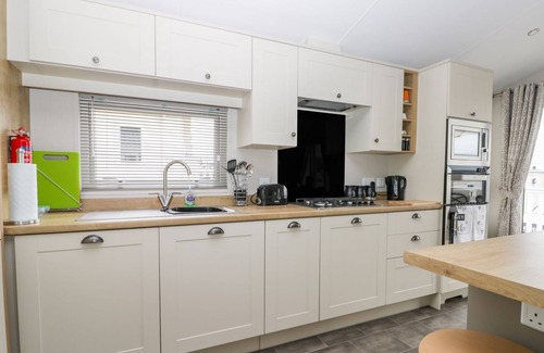 Cayton Bay Cabin | Cayton Pines Lodge at Cayton Bay Holiday Park