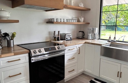 Picton House | CC’s Cottage: Indoor Pool & 2 minutes to Sandbanks
