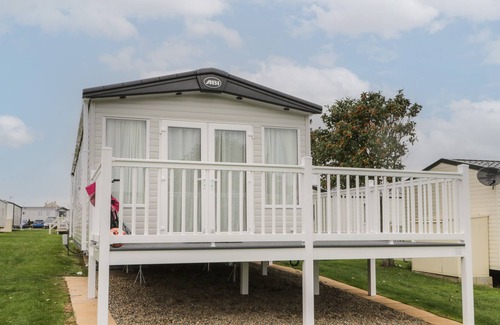 Cayton Bay Cabin | CEDAR 1, pet friendly, country holiday cottage, with pool in Cayton