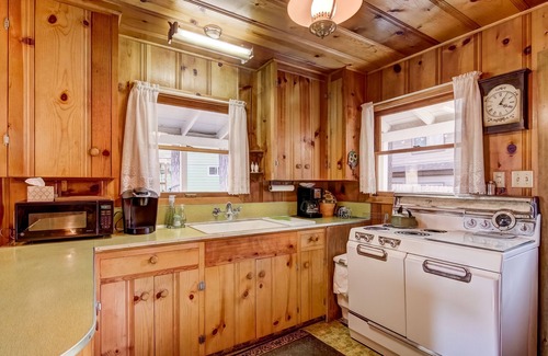 South Lake Tahoe Cabin | Cedar Cabin Lake Tahoe -Walking Distance to the Lake and Heavenly Gondola