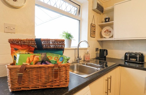 Brimington Cottage | CEDAR COTTAGE, pet friendly, with a garden in Hollingwood