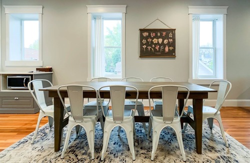 Washington House | Cedar Haus - Downtown WashMo, Dog-Friendly, Wineries, Fenced Yard