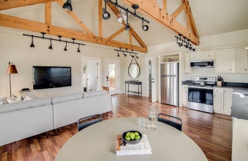 Fredericksburg House | Cedar Haus: Modern Guesthouse in Fredericksburg