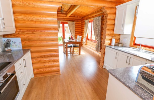 Castle Bytham Cottage | CEDAR LODGE, character holiday cottage in Greetham, Rutland