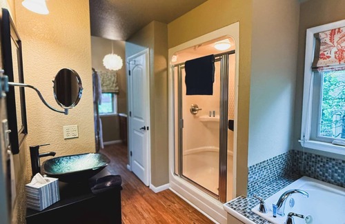 Eureka Springs Cottage | Cedar Manor Treehouse with Jacuzzi
